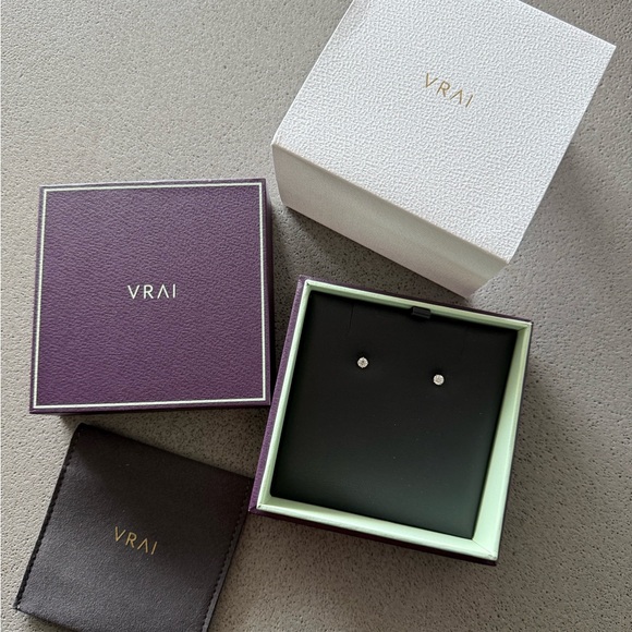 Vrai & Oro Jewelry - White Diamond Stud Earrings - Classic White